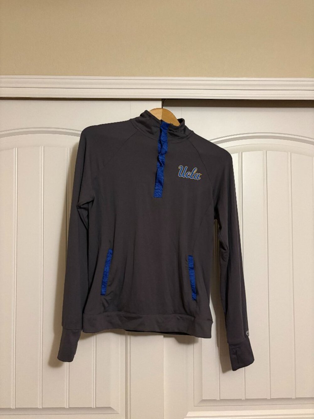 UCLA Bruins Long Sleeve Henley Top Women's Medium Dark Gray Colosseum Snap Panel